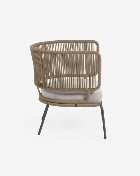 Sillón Nadin de cuerda beige y patas de acero galvanizado