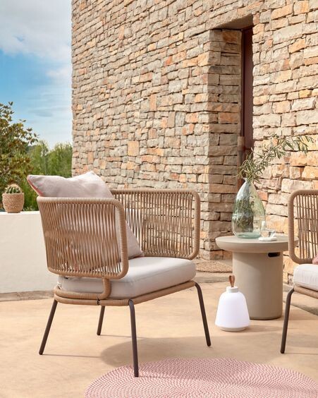 Sillón Nadin de cuerda beige y patas de acero galvanizado