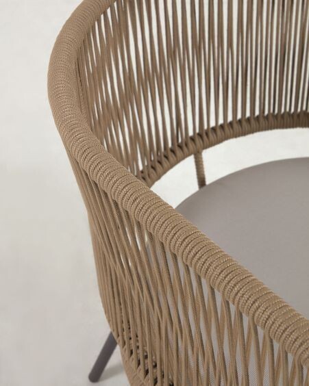 Sillón Nadin de cuerda beige y patas de acero galvanizado