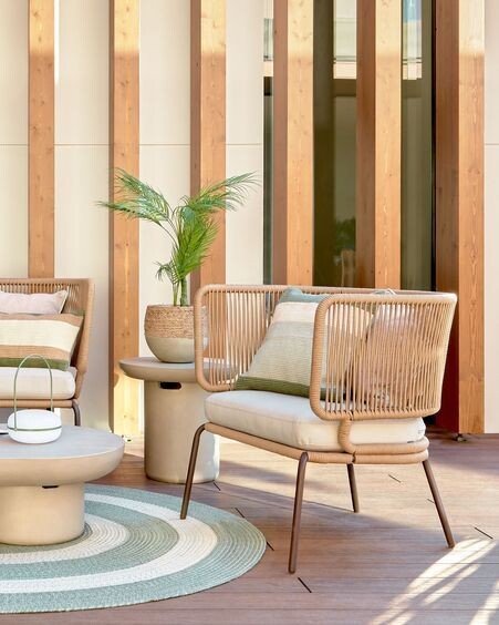 Sillón Nadin de cuerda beige y patas de acero galvanizado