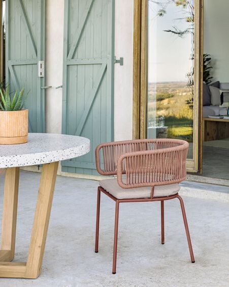 Silla Nadin de cuerda terracota y patas de acero galvanizado