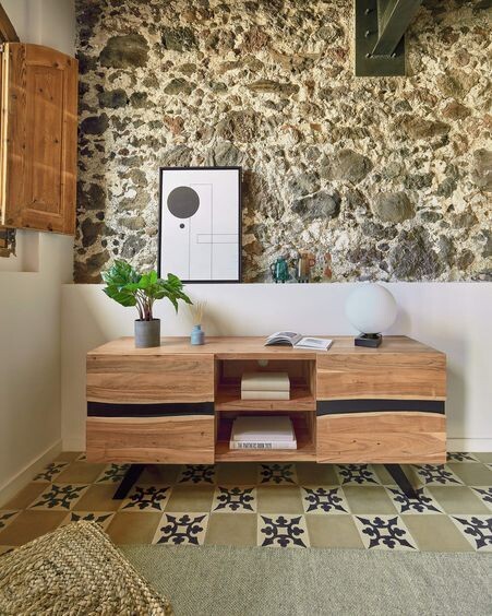 Mueble TV Uxia de madera maciza de acacia y acero acabado negro 160 x 65 cm