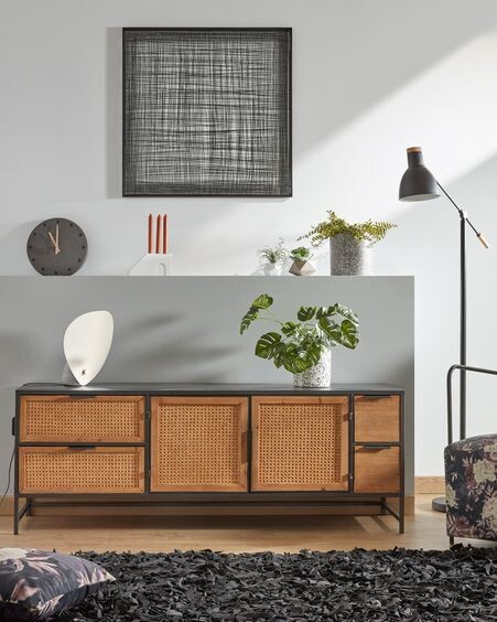 Mueble TV Kyoko de madera maciza de abeto, mimbre y acero acabado negro 150 x 55 cm