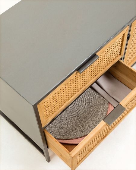 Mueble TV Kyoko de madera maciza de abeto, mimbre y acero acabado negro 150 x 55 cm