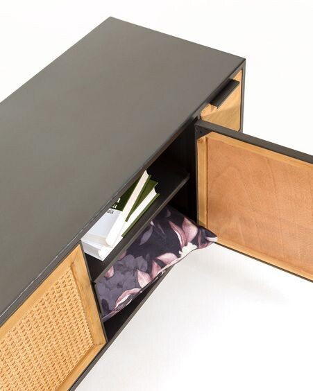Mueble TV Kyoko de madera maciza de abeto, mimbre y acero acabado negro 150 x 55 cm