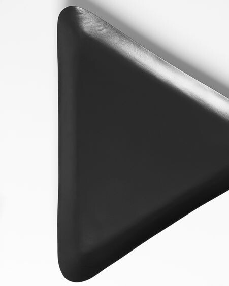 Bandeja Saffi triangular de metal negro