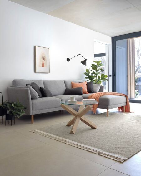 Sofá Gilma 3 plazas con chaise longue derecho/izquierdo gris claro y patas natural 260 cm