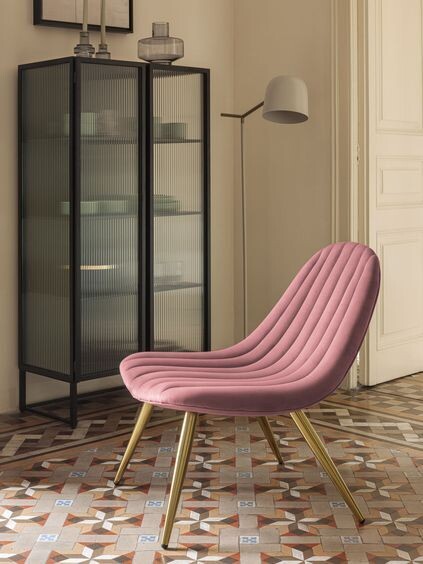 Silla Marlene terciopelo rosa patas acero acabado dorado