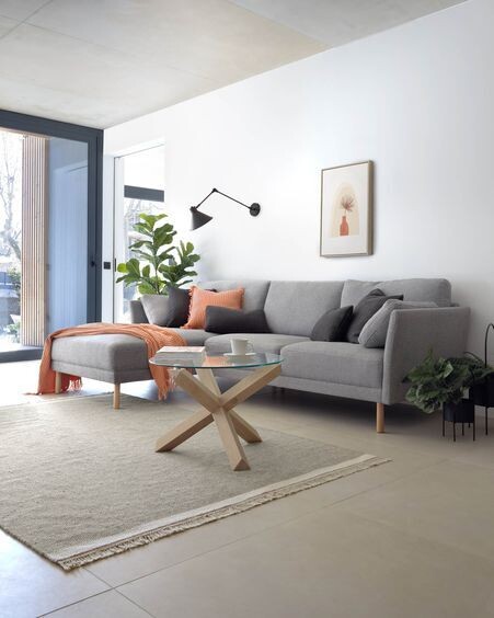 Sofá Gilma 3 plazas con chaise longue derecho/izquierdo gris claro y patas natural 260 cm