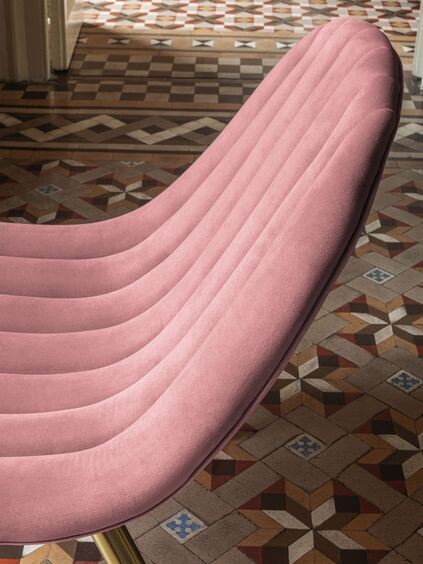 Silla Marlene terciopelo rosa patas acero acabado dorado