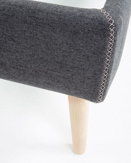 Cama desenfundable Dyla grafito con patas de madera maciza de haya 150 x 190 cm