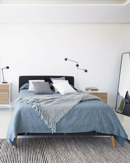 Cama desenfundable Dyla grafito con patas de madera maciza de haya 150 x 190 cm