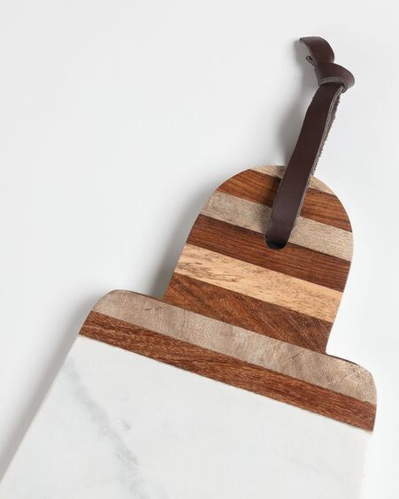 Tabla de servir triangular oval Bryant mármol blanco y madera maciza acacia