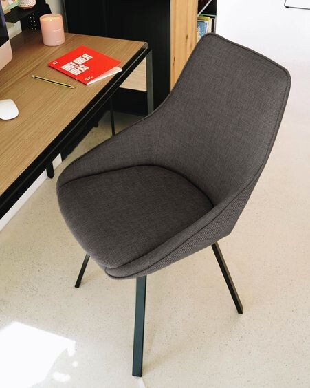 Silla giratoria Jenna gris oscuro y patas de acero acabado negro