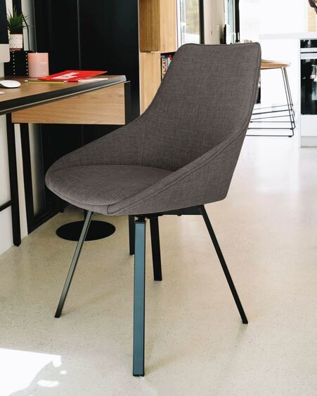 Silla giratoria Jenna gris oscuro y patas de acero acabado negro