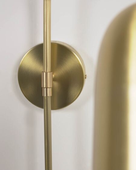 Aplique de pared Audrie de metal con acabado latón
