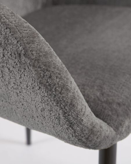 Silla Konna de chenilla gris oscuro y patas de acero acabado pintado negro