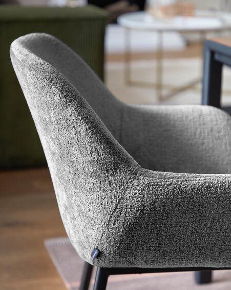 Silla Konna de chenilla gris oscuro y patas de acero acabado pintado negro