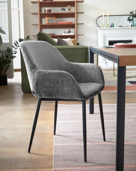 Silla Konna de chenilla gris oscuro y patas de acero acabado pintado negro