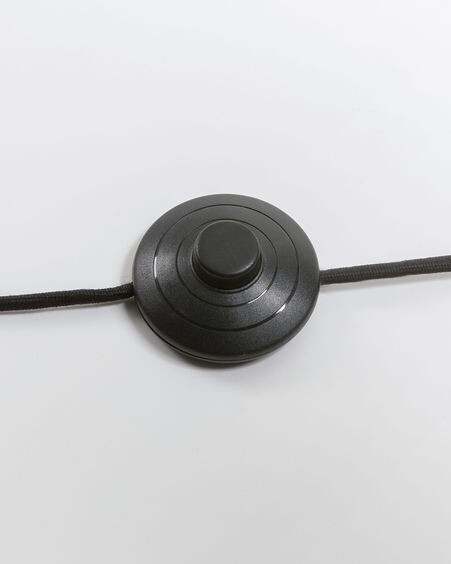 Lámpara de pie Ikia de metal con acabado negro