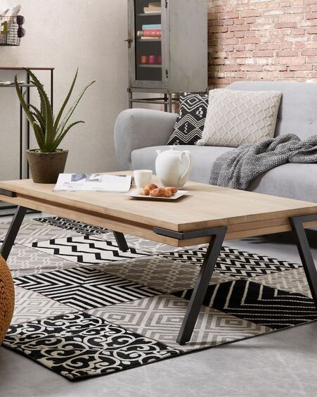 Mesa de centro Thinh de madera maciza de acacia y patas de acero acabado negro 125 x 70 cm