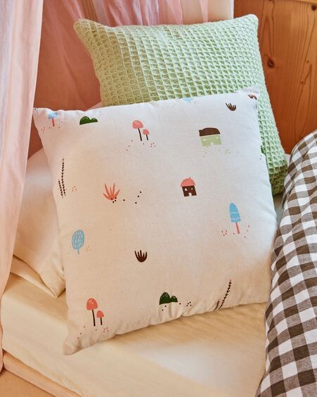 Funda cojín Llaru 100% algodón blanco casas y setas multicolor 45 x 45 cm