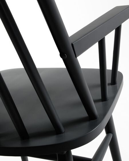 Silla con brazos Tressia DM y madera maciza de caucho lacado negro