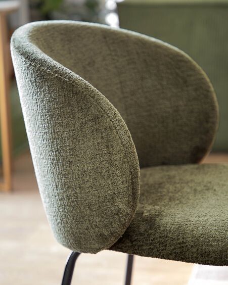 Silla Minna de chenilla verde y patas de acero acabado negro