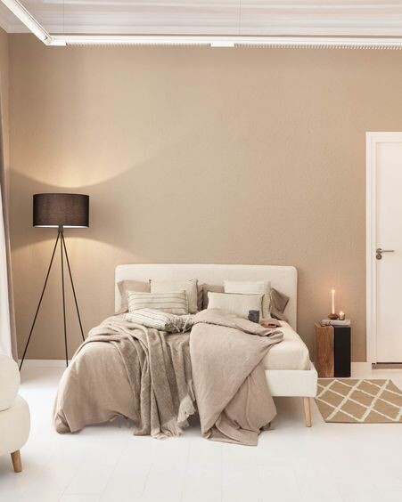 Cama Dyla de borreguito blanco y patas de madera maciza de haya 160 x 200 cm