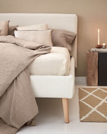 Cama Dyla de borreguito blanco y patas de madera maciza de haya 160 x 200 cm