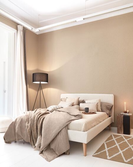 Cama Dyla de borreguito blanco y patas de madera maciza de haya 160 x 200 cm
