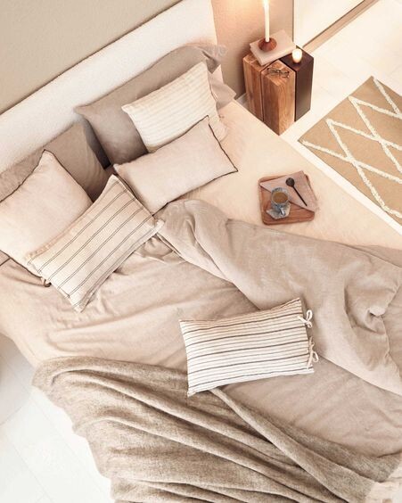 Cama Dyla de borreguito blanco y patas de madera maciza de haya 160 x 200 cm