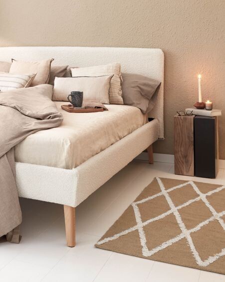 Cama Dyla de borreguito blanco y patas de madera maciza de haya 160 x 200 cm