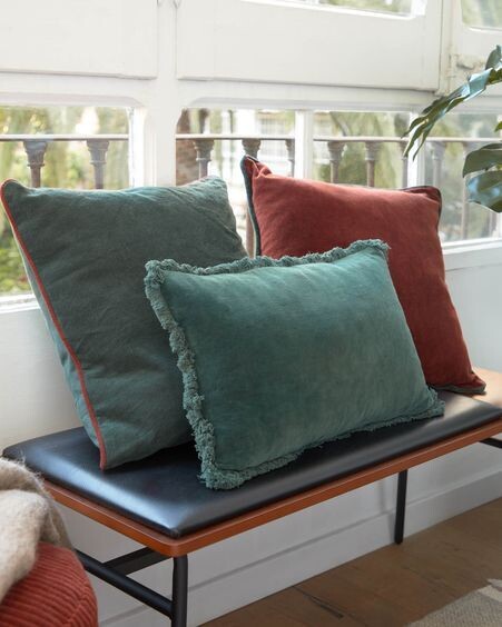 Funda cojín Kelaia 100% algodón pana verde y borde naranja 45 x 45 cm