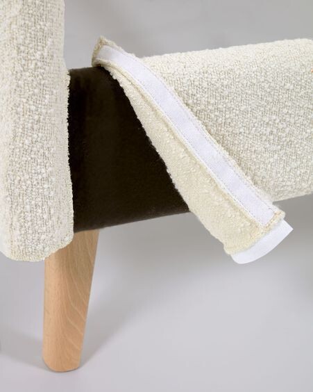 Cama Dyla de borreguito blanco y patas de madera maciza de haya 160 x 200 cm