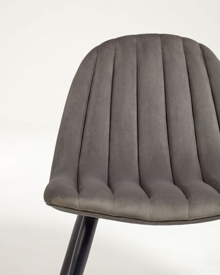 Silla Marlene terciopelo gris patas acero acabado negro