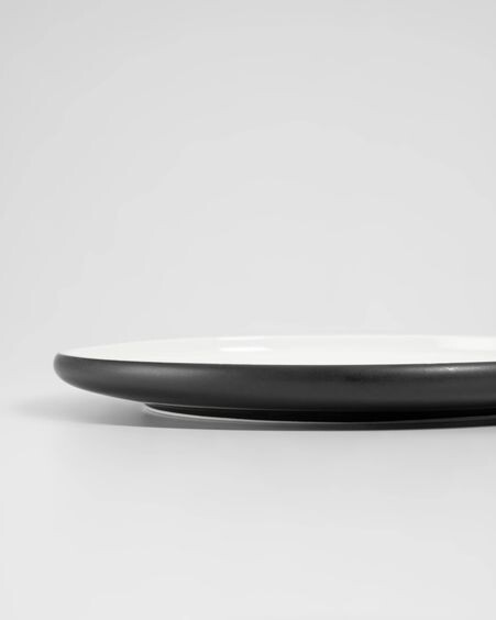 Plato plano Sadashi de porcelana blanco y negro