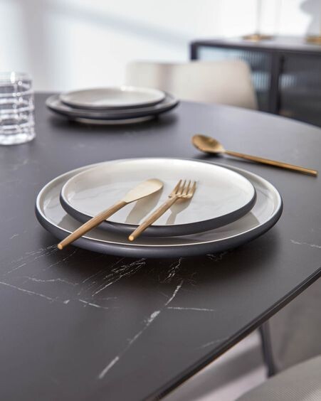 Plato plano Sadashi de porcelana blanco y negro