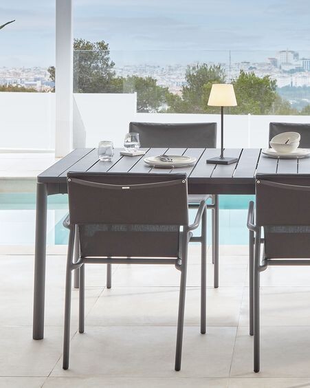 Lámpara de mesa de exterior Aluney con acabado negro