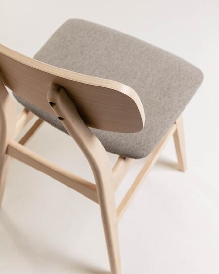 Silla Selia de madera maciza de caucho y chapa de roble tapizado gris claro