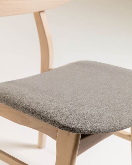 Silla Selia de madera maciza de caucho y chapa de roble tapizado gris claro