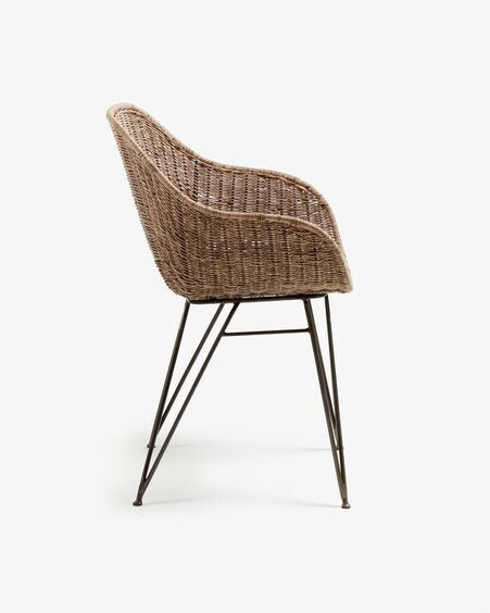 Silla Chart de ratán y patas de acero acabado negro
