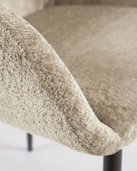 Silla Konna de chenilla beige y patas de acero acabado pintado negro