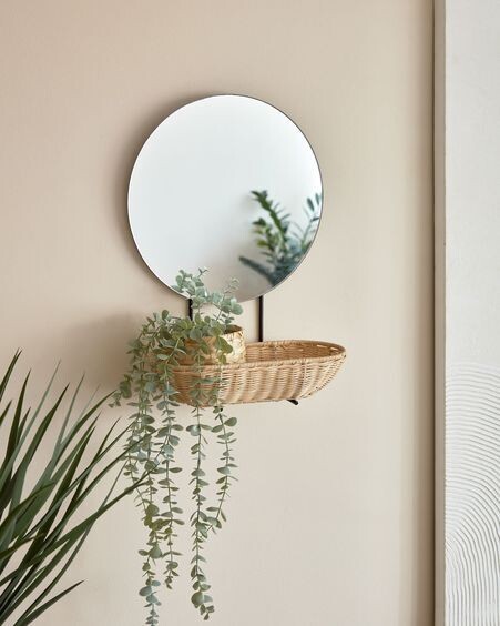Espejo de pared pequeño Ebian con estante de ratán con acabado natural 35 x 16 cm
