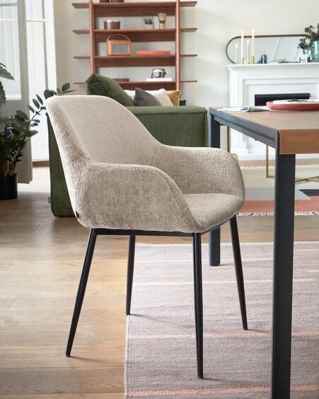 Silla Konna de chenilla beige y patas de acero acabado pintado negro