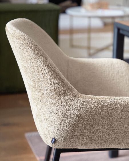 Silla Konna de chenilla beige y patas de acero acabado pintado negro