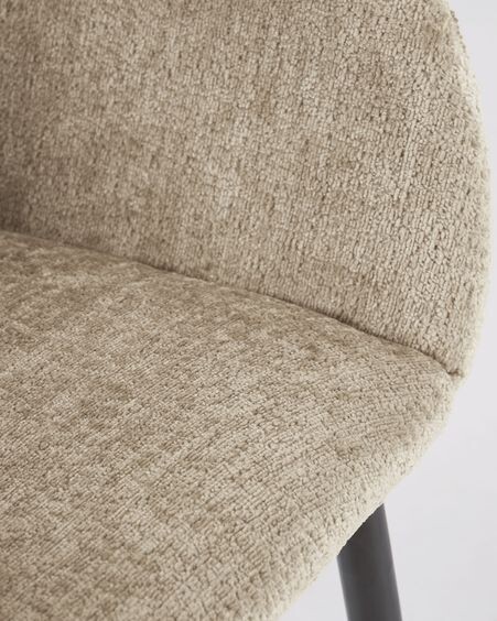Silla Konna de chenilla beige y patas de acero acabado pintado negro