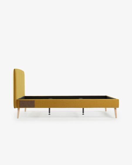 Cama desenfundable Dyla mostaza con patas de madera maciza de haya 160 x 200 cm