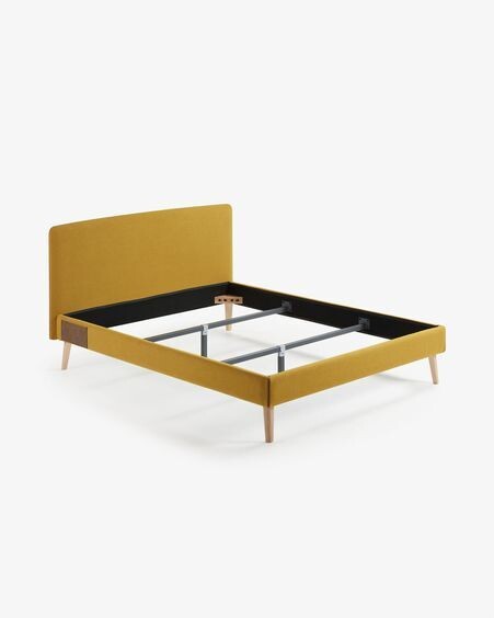 Cama desenfundable Dyla mostaza con patas de madera maciza de haya 160 x 200 cm