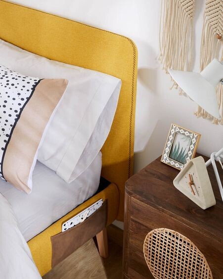 Cama desenfundable Dyla mostaza con patas de madera maciza de haya 160 x 200 cm